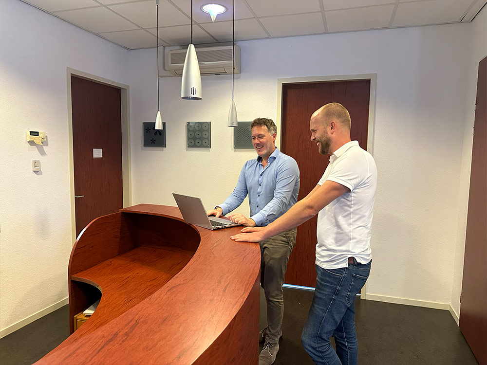 Het team van HealthTech Bridge in gesprek op kantoor