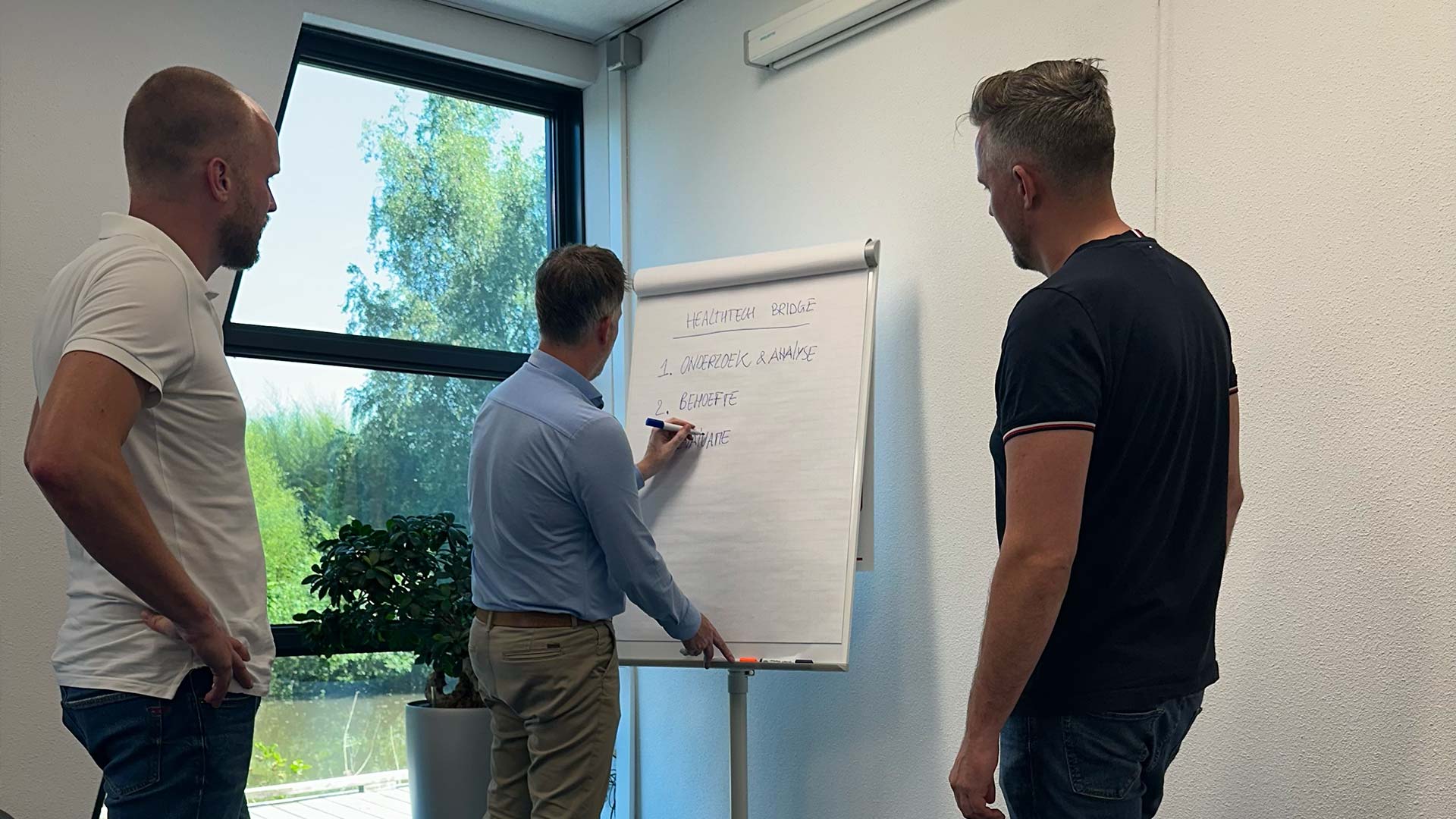 Het team van HealthTech Bridge in overleg